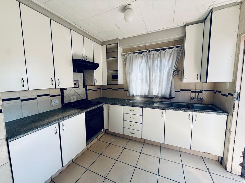 Comfortable Family Home in Nkwe Estates - Photo 3