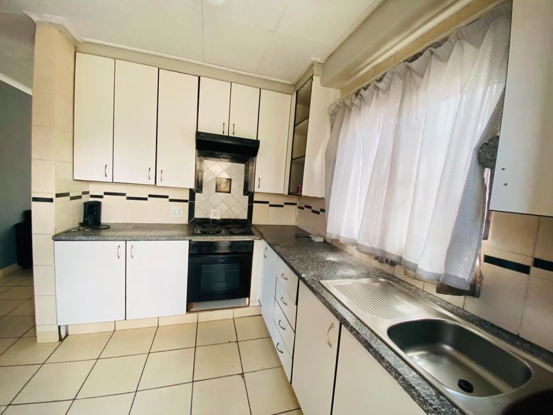 Comfortable Family Home in Nkwe Estates - Photo 5