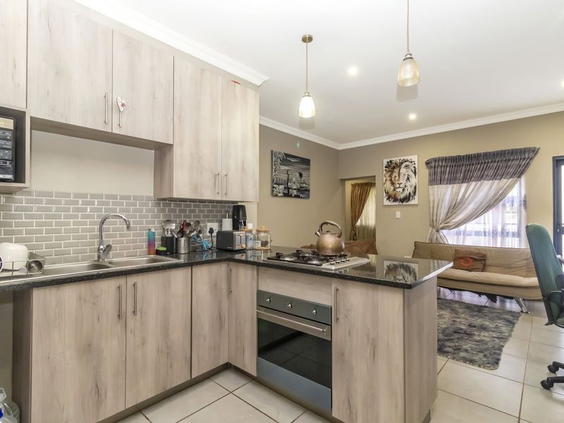Apartment For Sale In Randburg - Photo 6