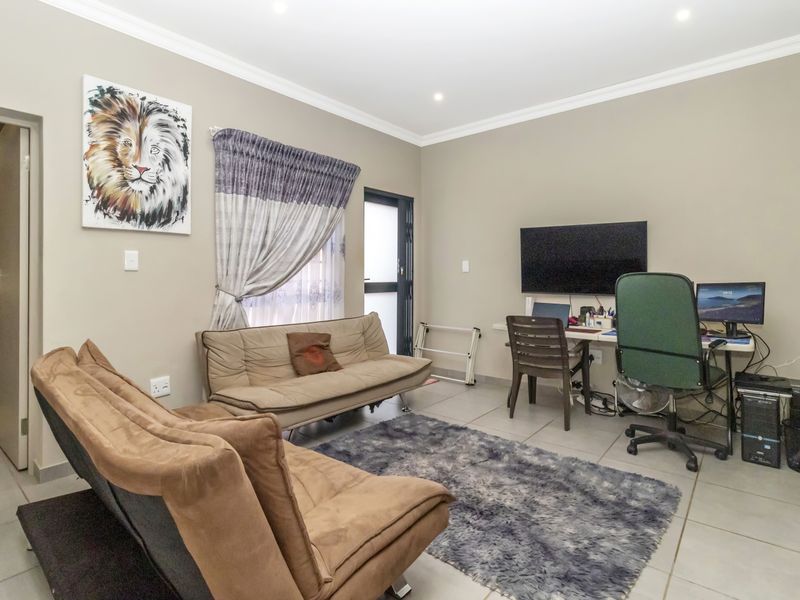 Apartment For Sale In Randburg - Photo 3
