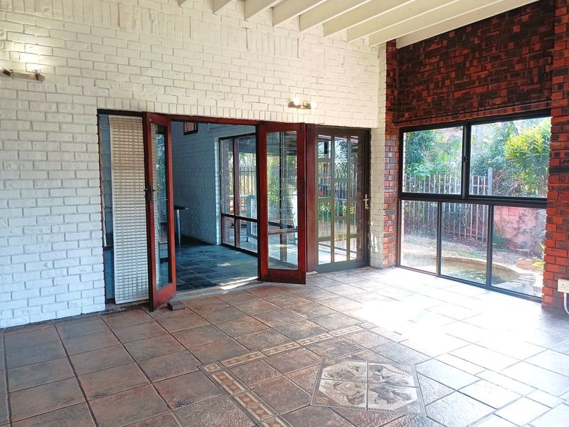 Spacious Family home with pool, Balcony and seaviews! - Photo 10