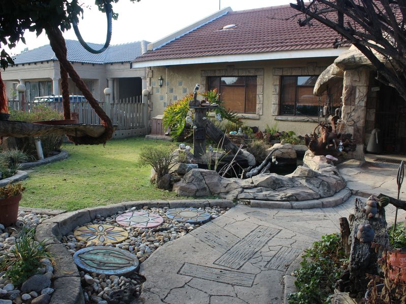 Entertainers Dream Home - Photo 1