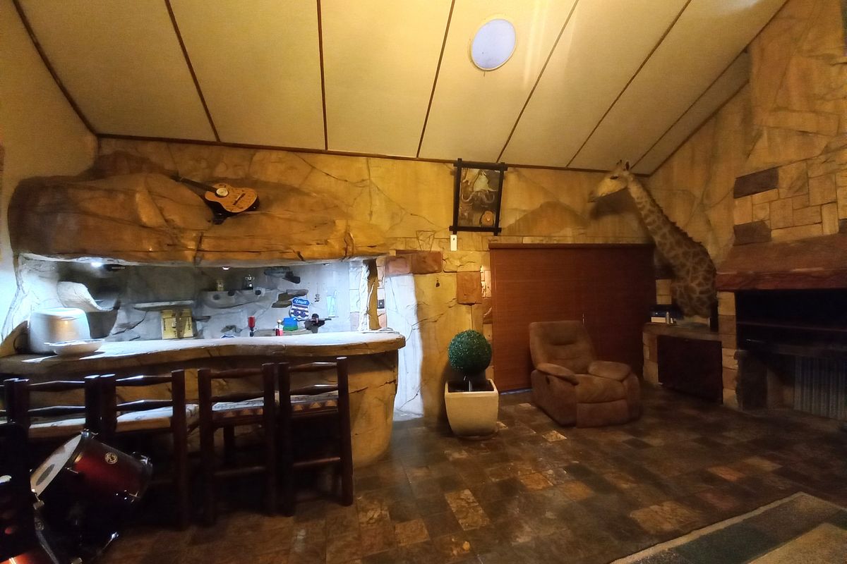 Entertainers Dream Home - Photo 4