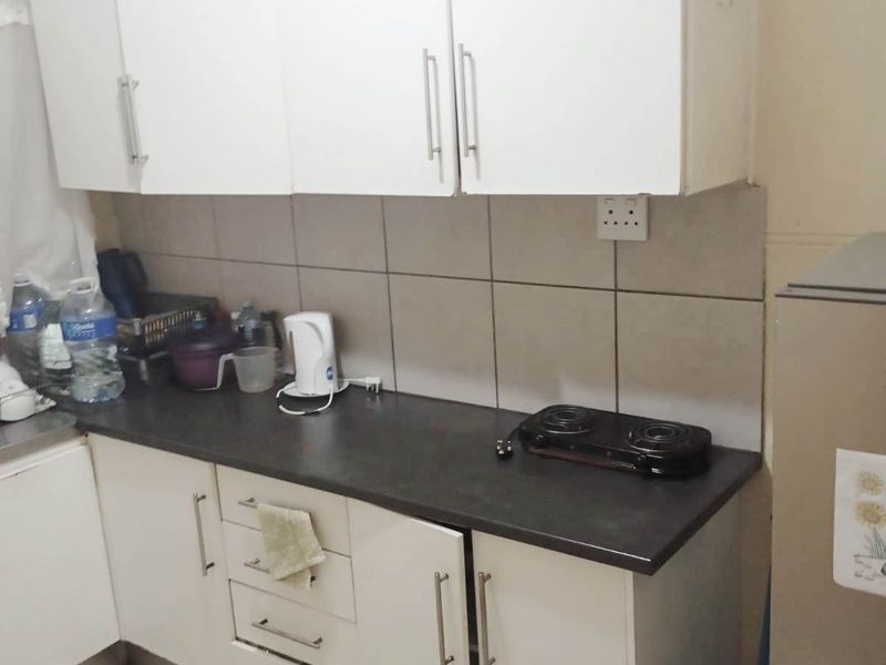 CENTRAL 2 BED APARTMENT WITH PARKING FOR RENT - Photo 2