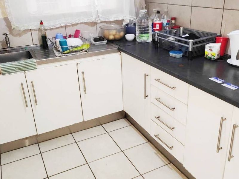CENTRAL 2 BED APARTMENT WITH PARKING FOR RENT - Photo 2