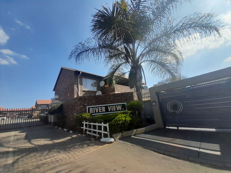 Spacious 1-bed flat for sale in Philip Nel Park, Pretoria. Ideal for first-time buyers or investors. - Photo 1