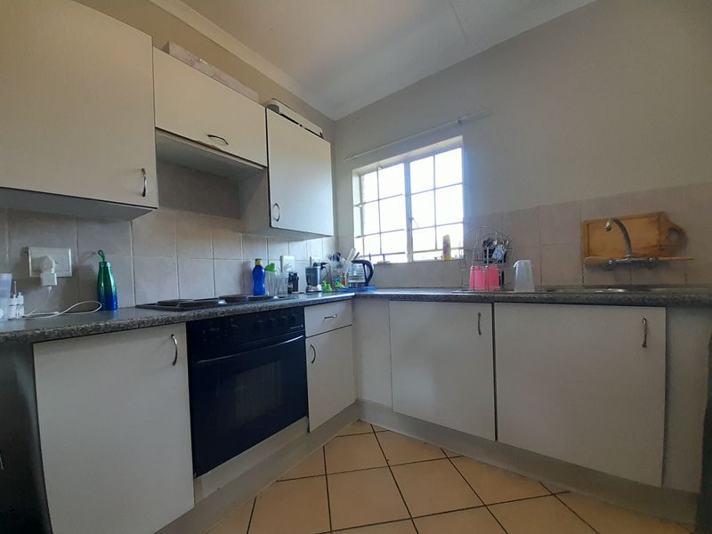 Spacious 1-bed flat for sale in Philip Nel Park, Pretoria. Ideal for first-time buyers or investors. - Photo 9