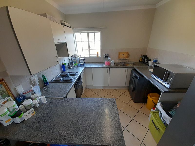 Spacious 1-bed flat for sale in Philip Nel Park, Pretoria. Ideal for first-time buyers or investors. - Photo 10