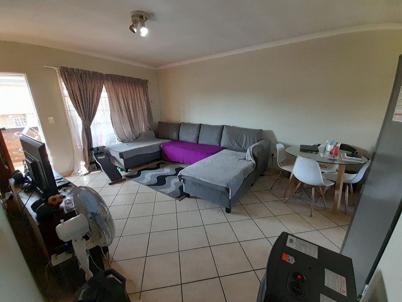 Spacious 1-bed flat for sale in Philip Nel Park, Pretoria. Ideal for first-time buyers or investors. - Photo 8