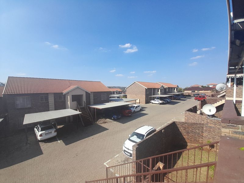 Spacious 1-bed flat for sale in Philip Nel Park, Pretoria. Ideal for first-time buyers or investors. - Photo 2