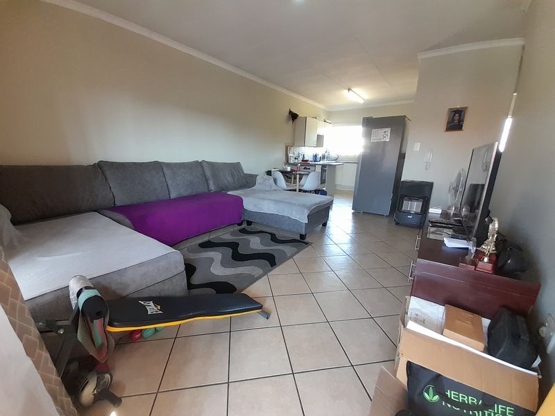 Spacious 1-bed flat for sale in Philip Nel Park, Pretoria. Ideal for first-time buyers or investors. - Photo 7