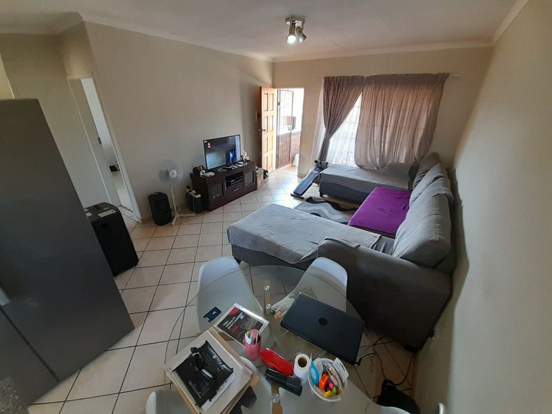 Spacious 1-bed flat for sale in Philip Nel Park, Pretoria. Ideal for first-time buyers or investors. - Photo 6