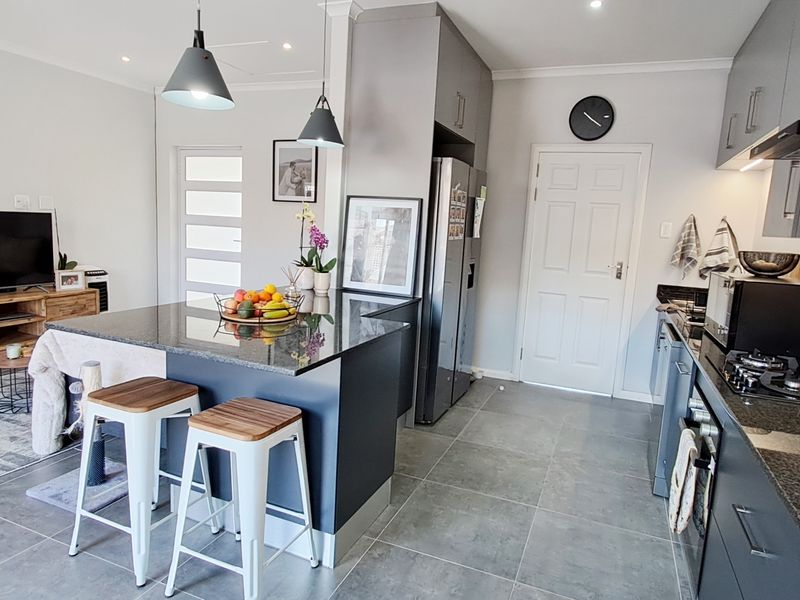 LOVEMORE PARK 2 BED 2 BATH HOUSE WITH DOUBLE GARAGE FOR RENT - Photo 2
