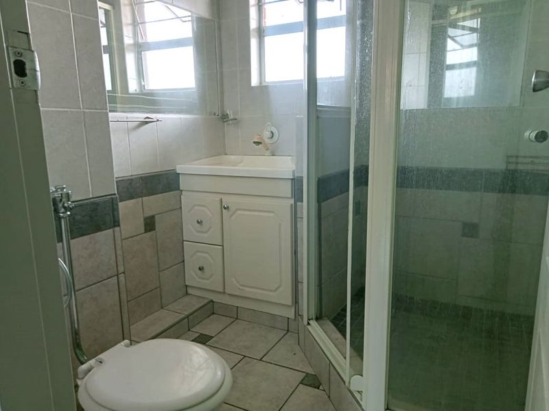 Seaside Elegance: Modern 2-Bedroom, 2-Bathroom Flat in Amanzimtoti - Photo 8
