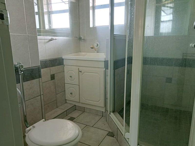 Seaside Elegance: Modern 2-Bedroom, 2-Bathroom Flat in Amanzimtoti - Photo 7