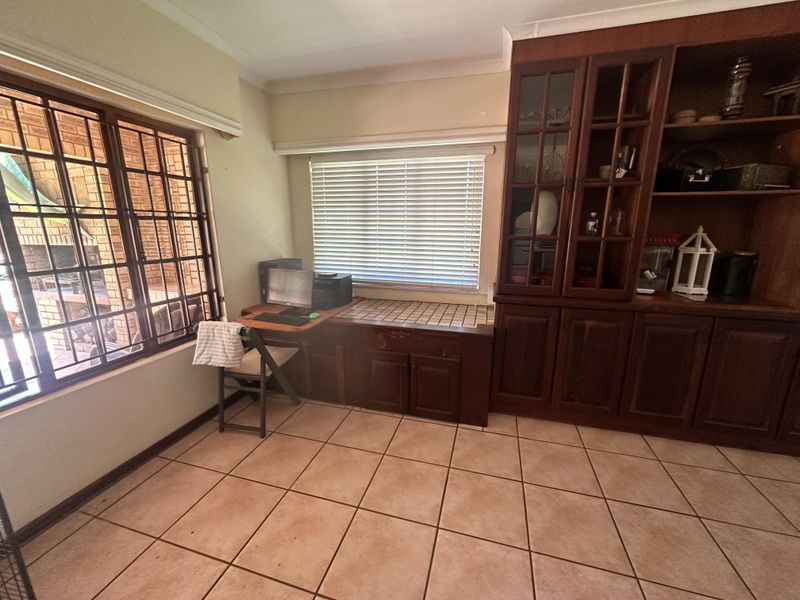 Charming 3-Bedroom Family Home in Small Complex - Photo 9