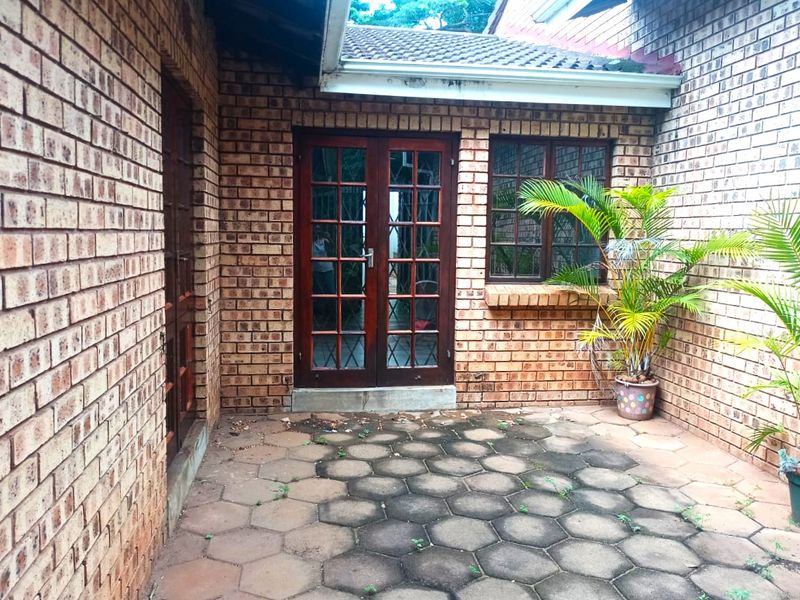 Two Bedroom Unit to Rent in Secure Complex - Photo 1