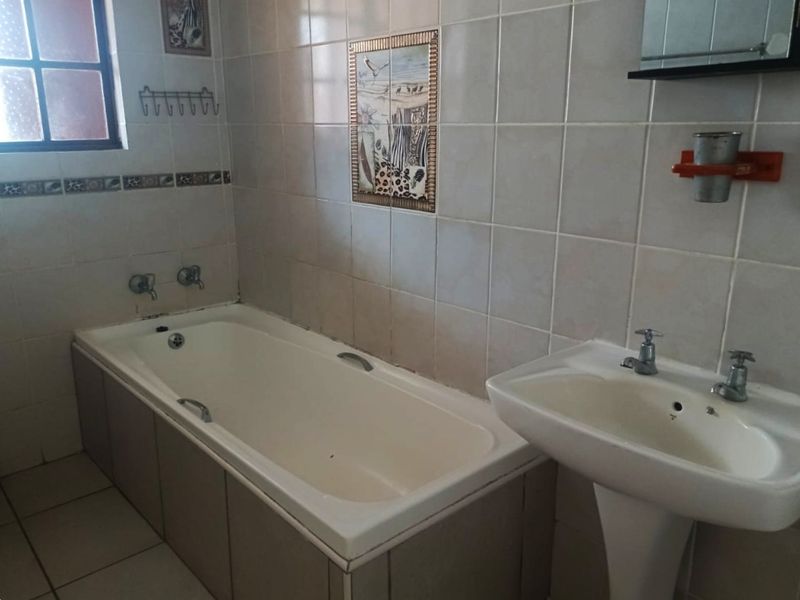 Two Bedroom Unit to Rent in Secure Complex - Photo 9