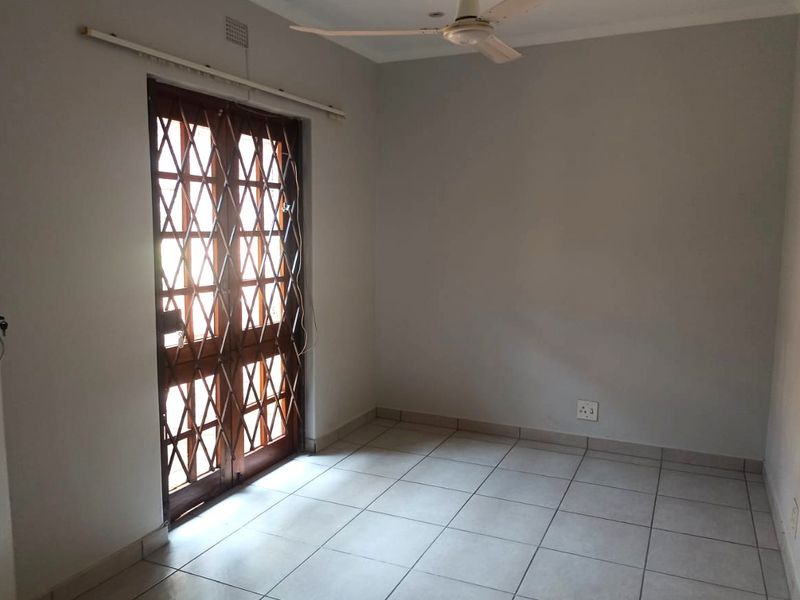 Two Bedroom Unit to Rent in Secure Complex - Photo 8