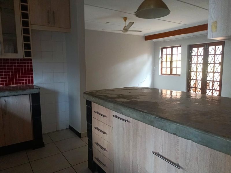 Two Bedroom Unit to Rent in Secure Complex - Photo 7