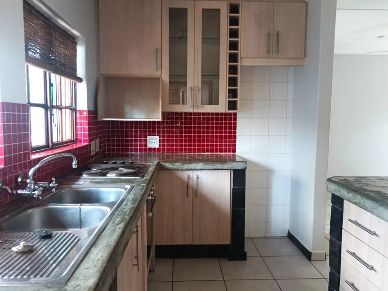 Two Bedroom Unit to Rent in Secure Complex - Photo 6