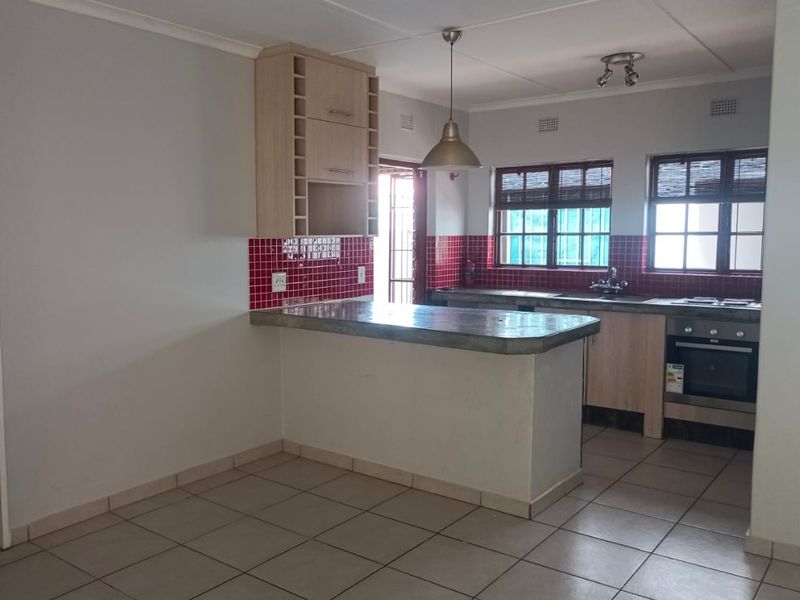 Two Bedroom Unit to Rent in Secure Complex - Photo 4