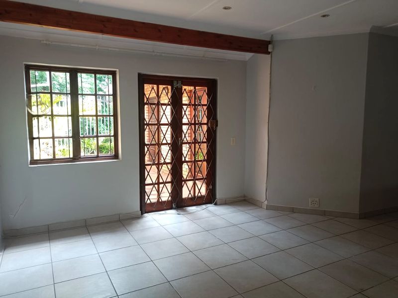 Two Bedroom Unit to Rent in Secure Complex - Photo 3