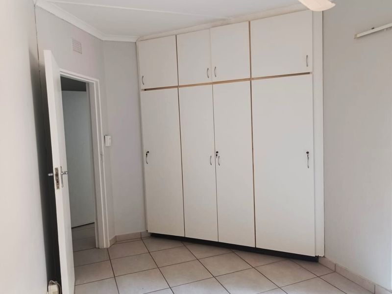 Two Bedroom Unit to Rent in Secure Complex - Photo 10