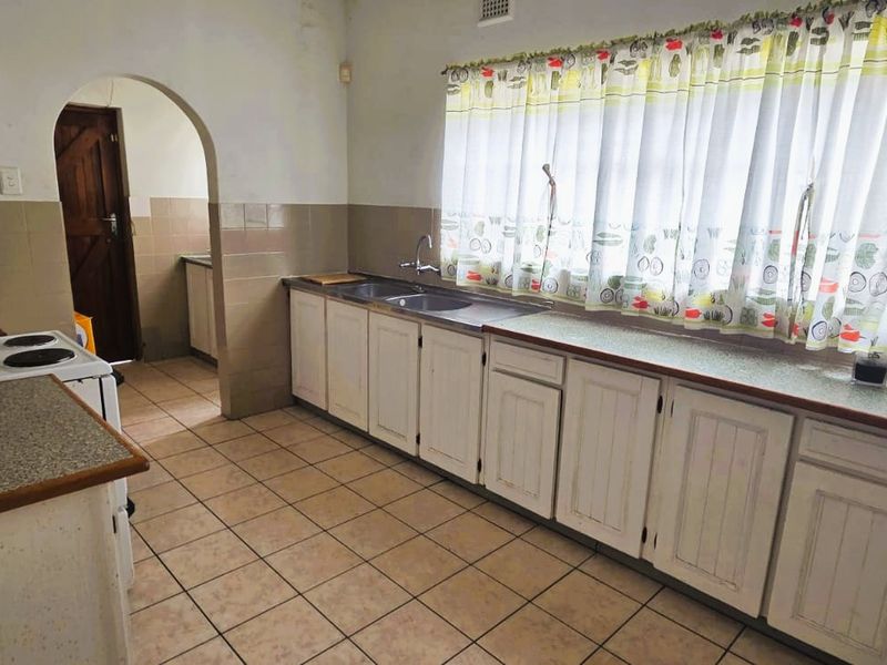 Spacious Three-Bedroom Family Home with Outside Budling - Photo 7