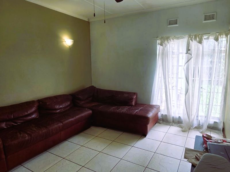 Spacious Three-Bedroom Family Home with Outside Budling - Photo 6