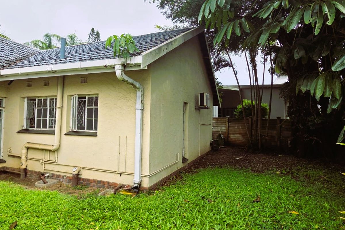 Spacious Three-Bedroom Family Home with Outside Budling - Photo 3
