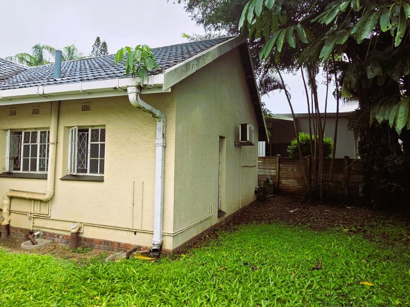Spacious Three-Bedroom Family Home with Outside Budling - Photo 3