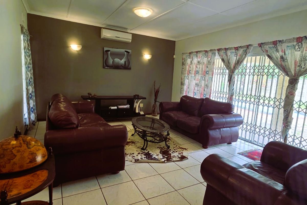 Spacious Three-Bedroom Family Home with Outside Budling - Photo 4