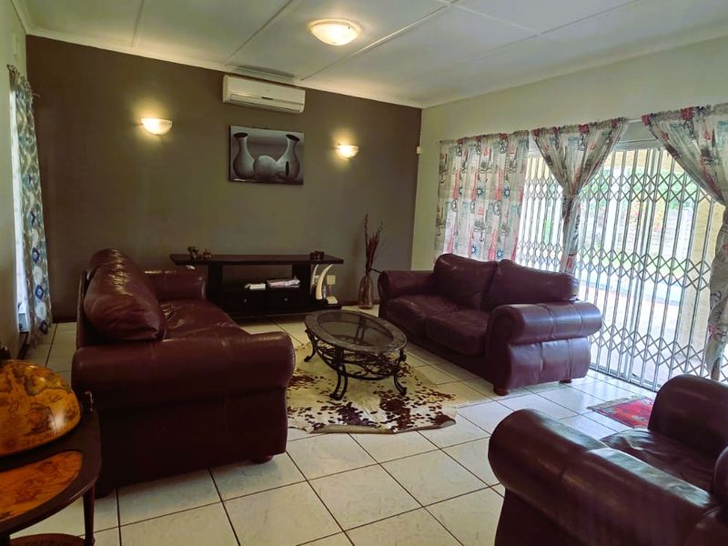 Spacious Three-Bedroom Family Home with Outside Budling - Photo 4