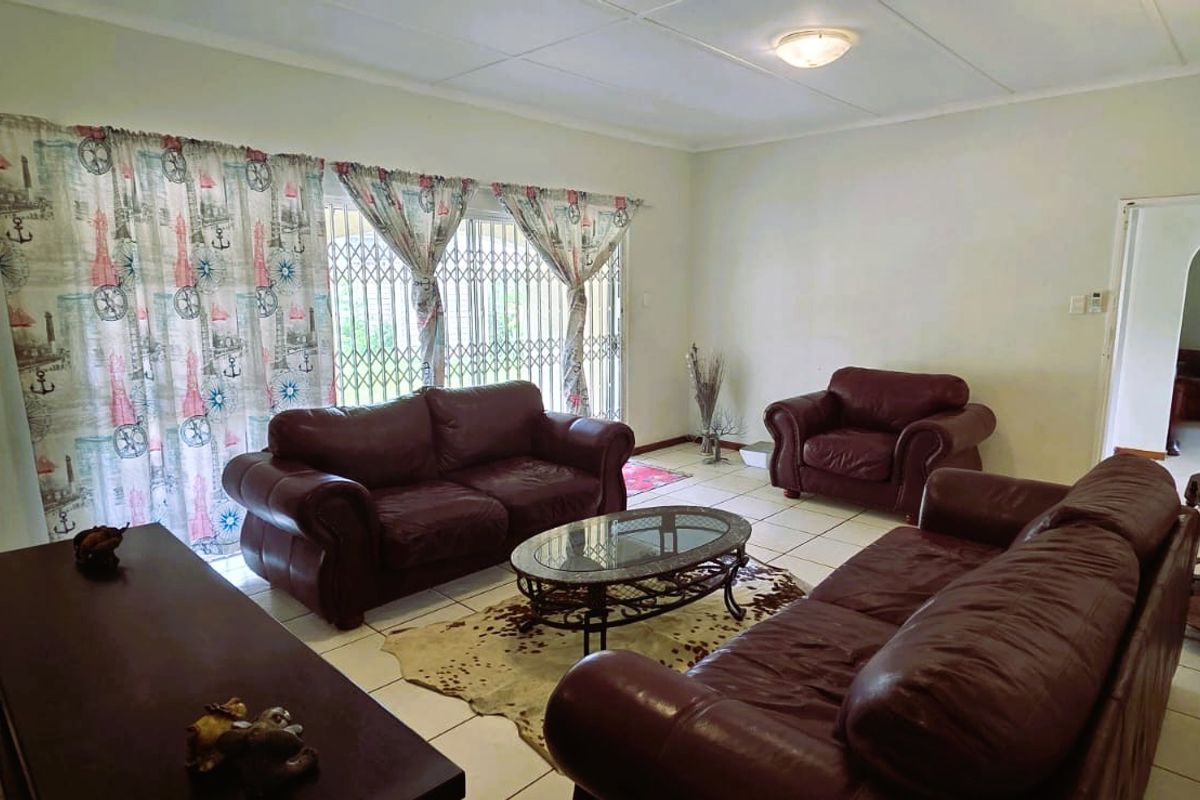Spacious Three-Bedroom Family Home with Outside Budling - Photo 5