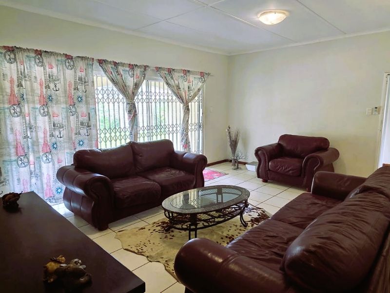 Spacious Three-Bedroom Family Home with Outside Budling - Photo 5