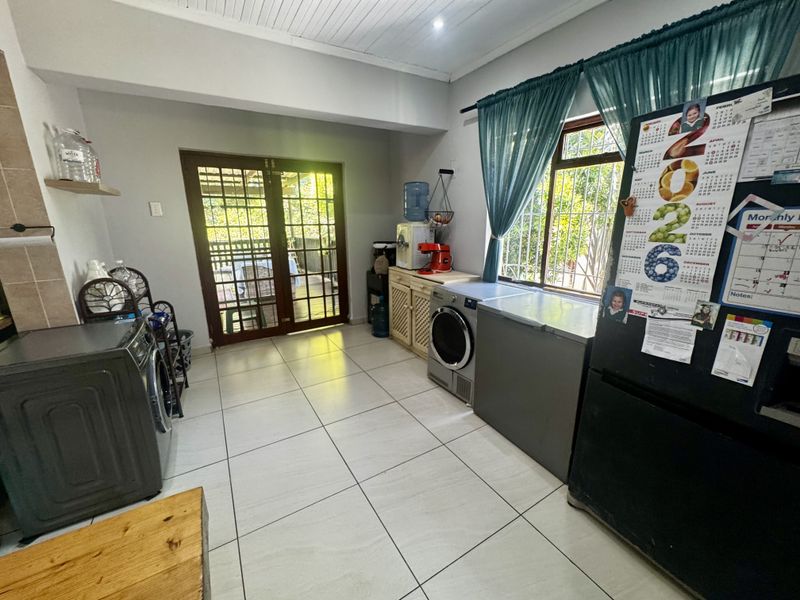 Solid Home, Big Stand, Serious Potential - Photo 9