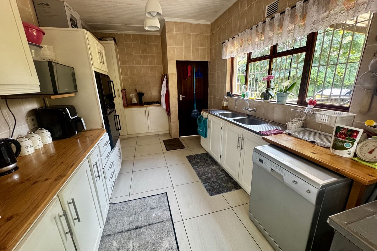 Solid Home, Big Stand, Serious Potential - Photo 5