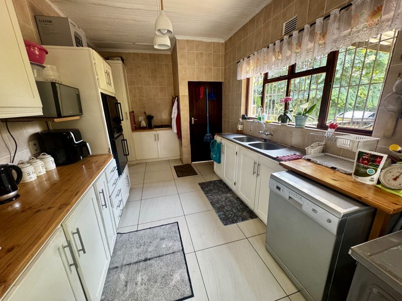 Solid Home, Big Stand, Serious Potential - Photo 5