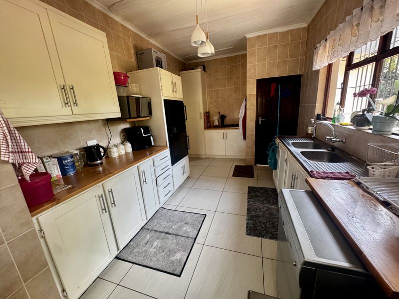 Solid Home, Big Stand, Serious Potential - Photo 6