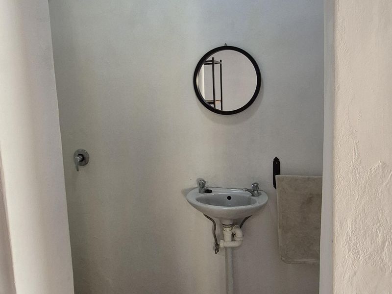 Versatile Karoo Property- Self catering Opportunity or Family Home. - Photo 2