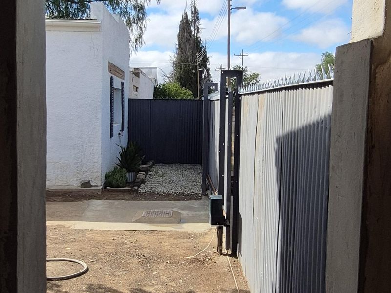 Versatile Karoo Property- Self catering Opportunity or Family Home. - Photo 10