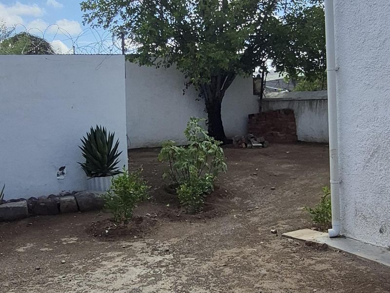 Versatile Karoo Property- Self catering Opportunity or Family Home. - Photo 8