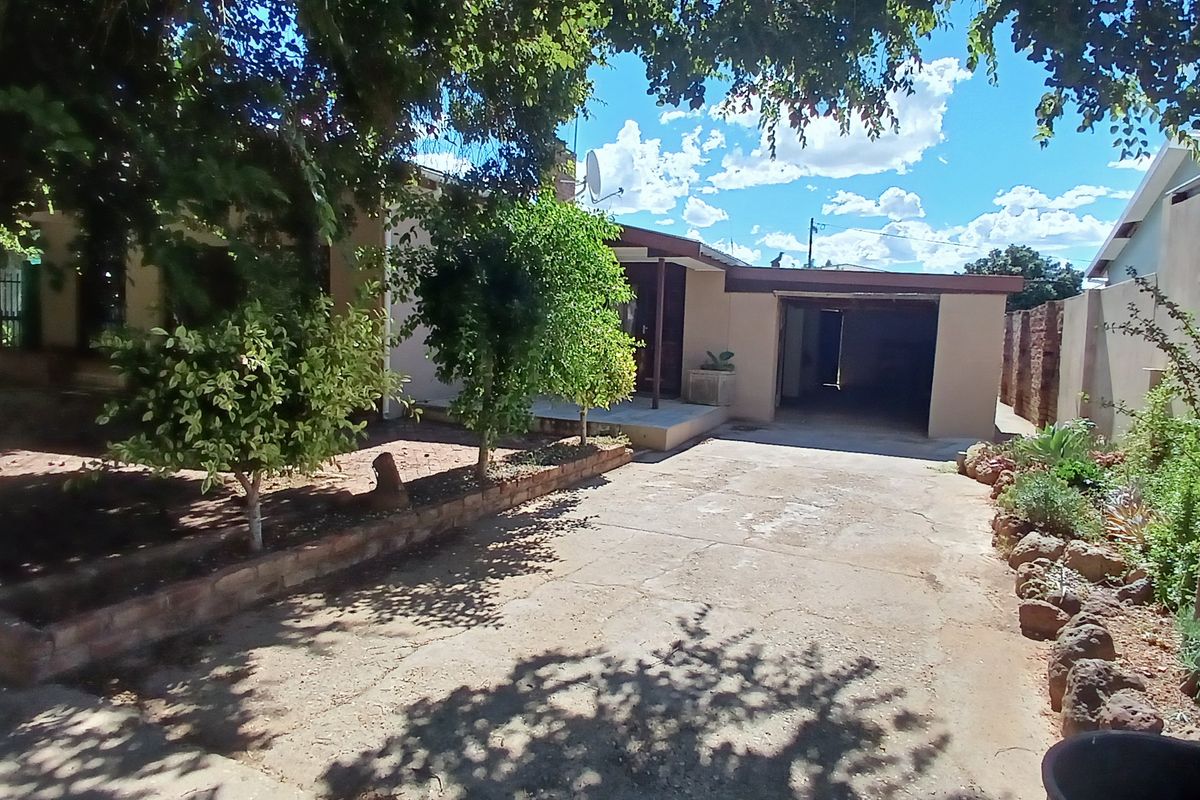 Tucked away in a quiet cul-de-sac - Photo 2