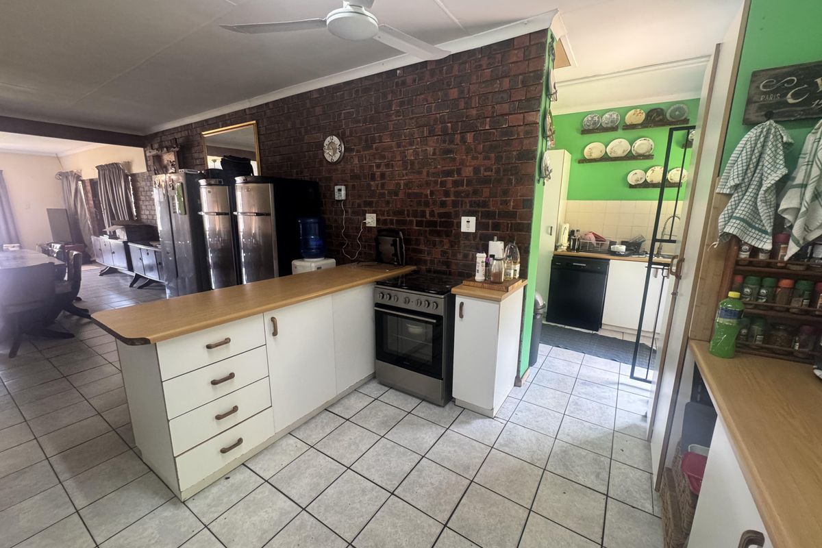 Face-brick Family Home with Flatlet - Photo 4