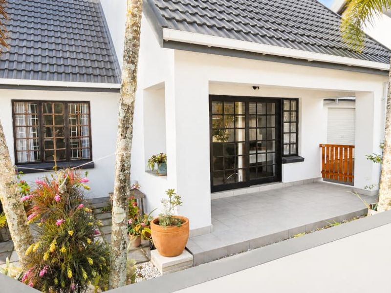 2-Bedroom Rental Duplex with Private Garden – Available 01 September - Photo 2