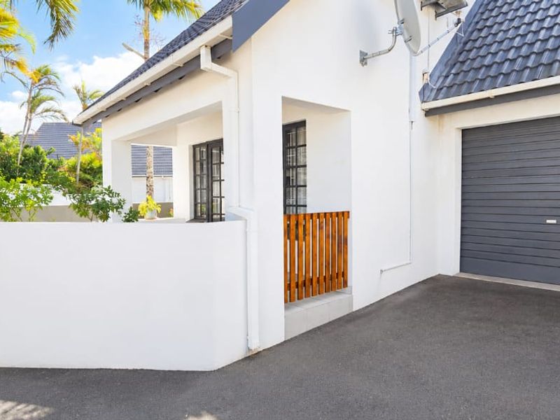 2-Bedroom Rental Duplex with Private Garden – Available 01 September - Photo 3