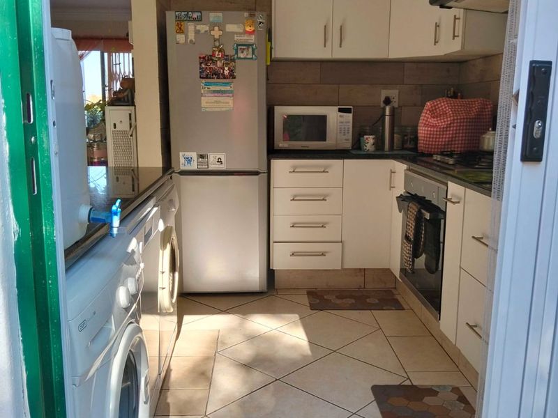 Modern Pet-Friendly Townhouse with a Private Garden - Photo 3