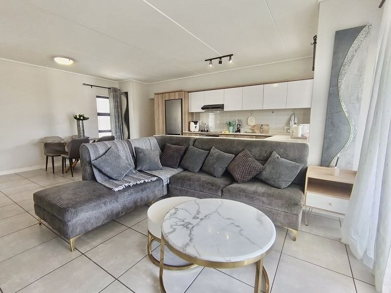 Fully Furnished apartment in sought after estate! - Photo 3