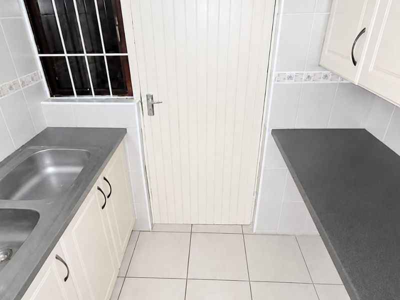 Charming 3-Bedroom Simplex – Perfect for Families or Those Looking to Downsize - Photo 8